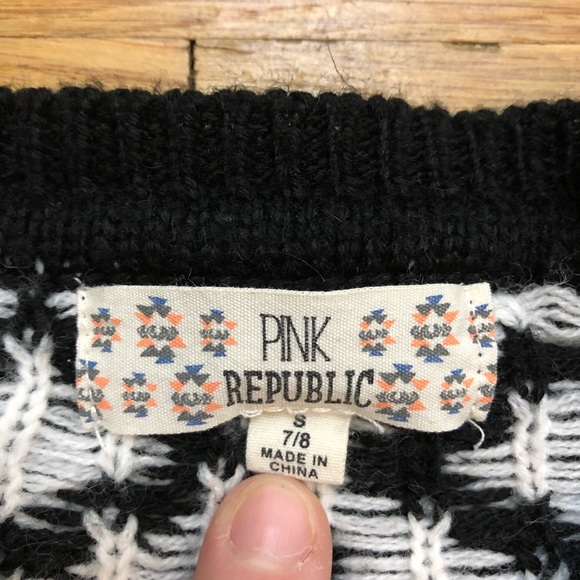 Girls size small 7/8 black and white print sweater - Picture 3 of 3